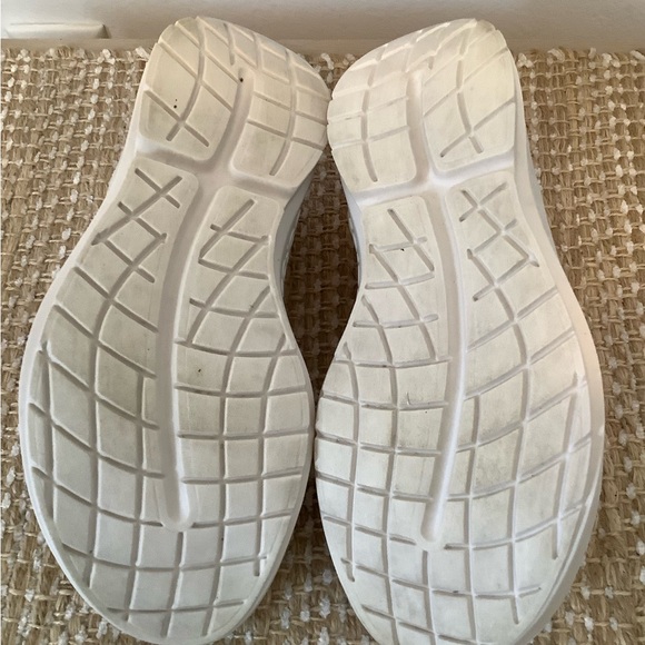 OOFOS Women,s slip in walking shoes - Picture 8 of 9